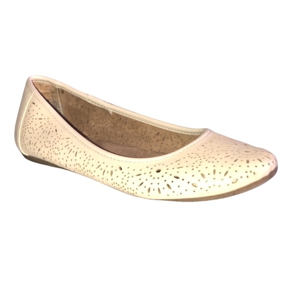 CLIFFS BY WHITE MOUNTAIN Karen Shoes Women's Size US8 Off White Flats Perforate - Picture 10 of 10